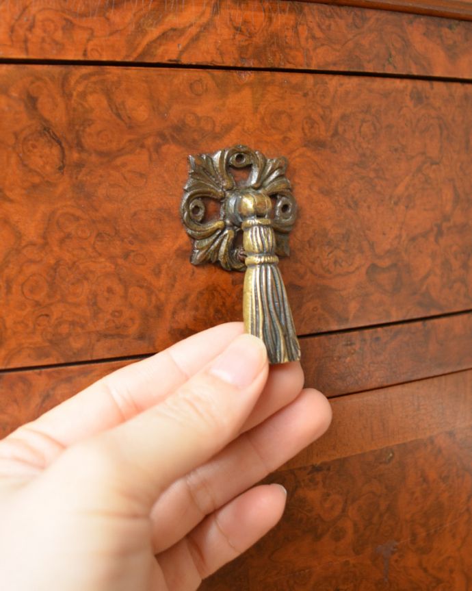 アンティークのキャビネット　アンティーク家具　ウォルナット材で造られたベッドサイドキャビネット、アンティーク英国家具。高級感のある取っ手が付いています。(q-871-f)