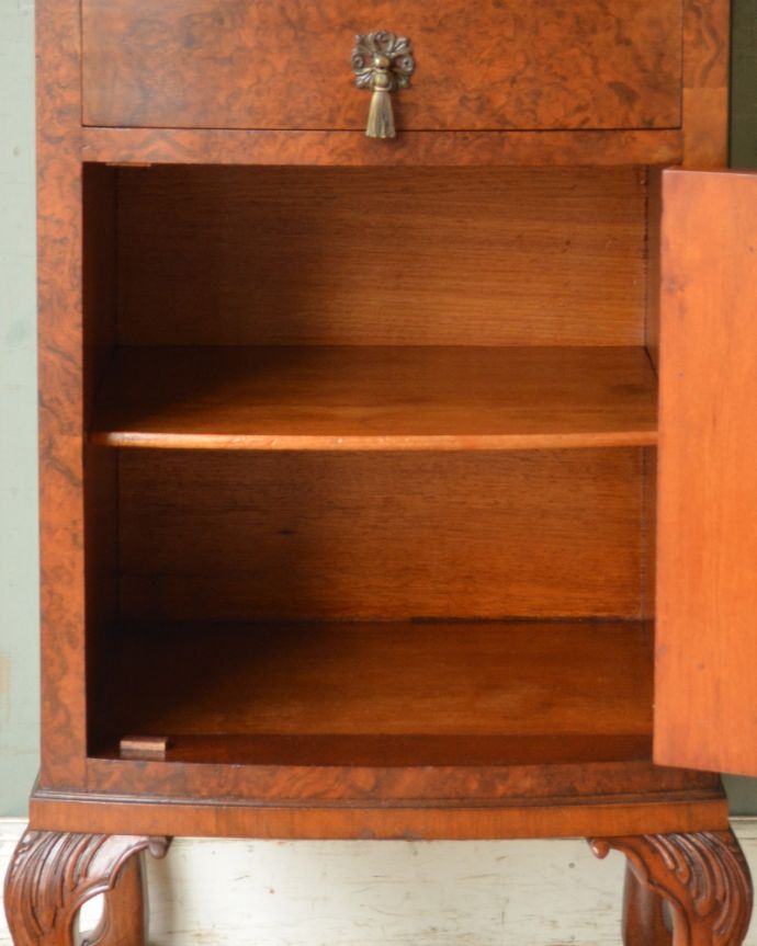 アンティークのキャビネット　アンティーク家具　ウォルナット材で造られたベッドサイドキャビネット、アンティーク英国家具。扉の中もキレイに仕上げているので、安心して収納できます。(q-871-f)