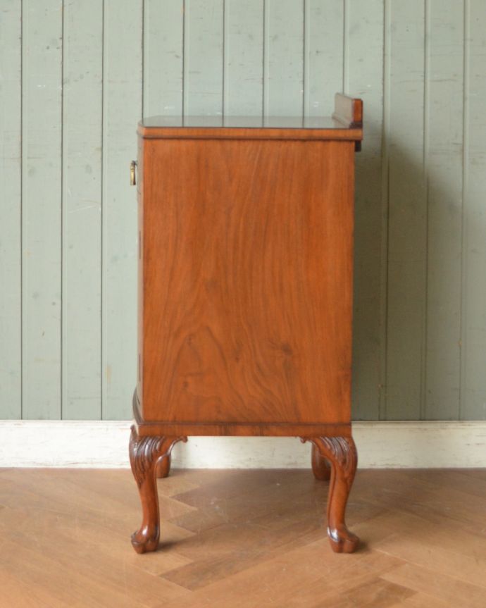 アンティークのキャビネット　アンティーク家具　ウォルナット材で造られたベッドサイドキャビネット、アンティーク英国家具。サイドもスッキリ。(q-871-f)
