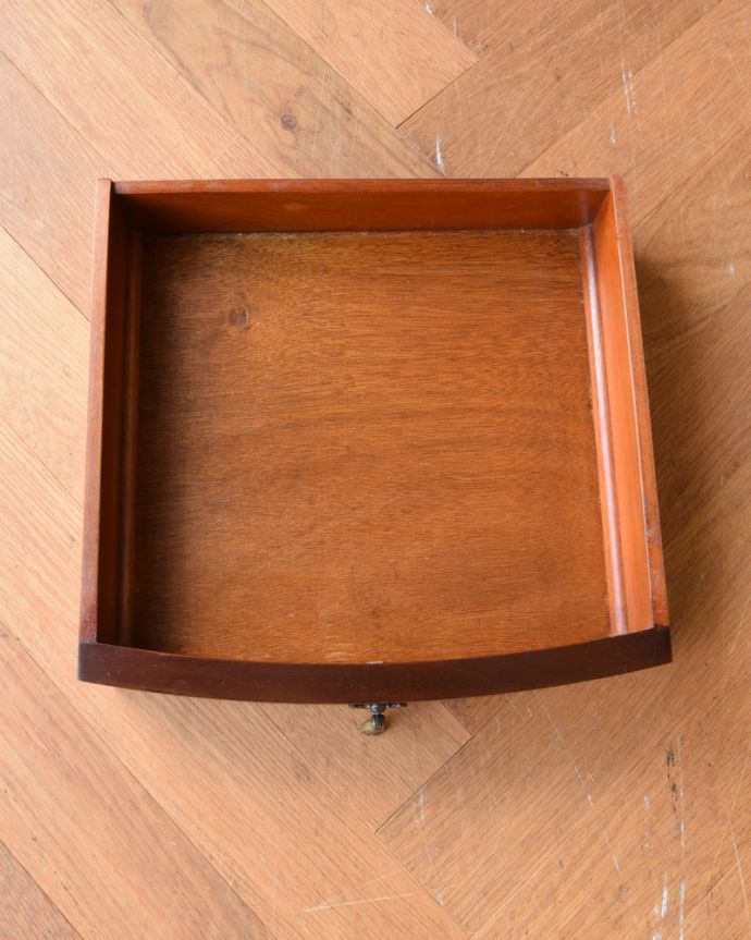 アンティークのキャビネット　アンティーク家具　ウォルナット材で造られたベッドサイドキャビネット、アンティーク英国家具。引き出しが１杯ついています。(q-871-f)