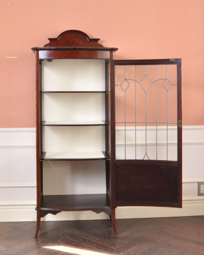 アンティークのキャビネット　アンティーク家具　シルエットの美しいガラスキャビネット、英国輸入のアンティーク家具。棚板は２枚です。(q-874-f)