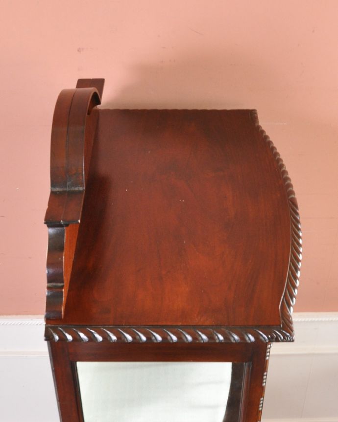 アンティークのキャビネット　アンティーク家具　シルエットの美しいガラスキャビネット、英国輸入のアンティーク家具。天板の塗装もキレイに仕上げました。(q-874-f)