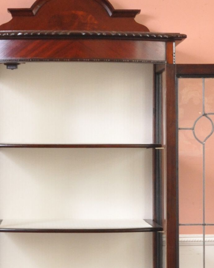 アンティークのキャビネット　アンティーク家具　シルエットの美しいガラスキャビネット、英国輸入のアンティーク家具。扉内は、シンプルなクロスを貼りました。(q-874-f)