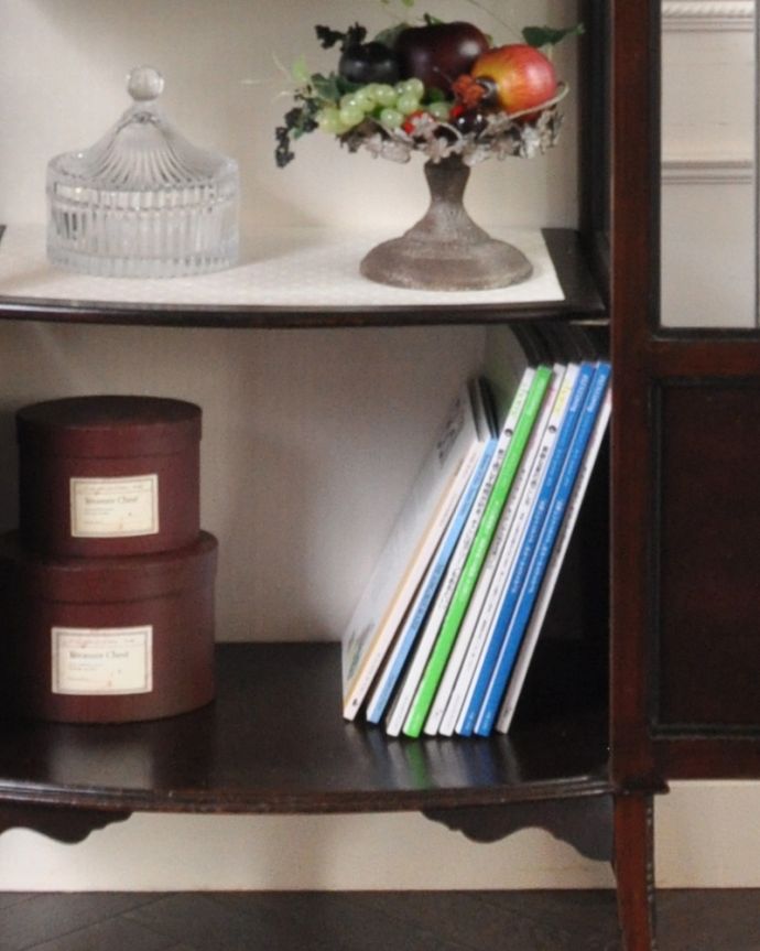 アンティークのキャビネット　アンティーク家具　シルエットの美しいガラスキャビネット、英国輸入のアンティーク家具。雑誌サイズも入ります。(q-874-f)