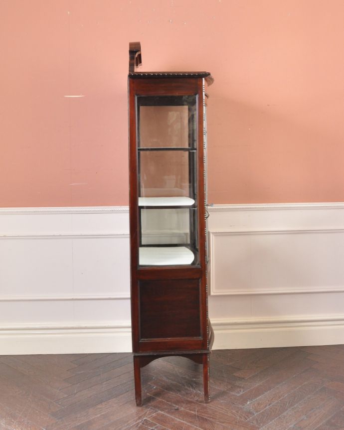 アンティークのキャビネット　アンティーク家具　シルエットの美しいガラスキャビネット、英国輸入のアンティーク家具。横から見るとスッキリしています。(q-874-f)