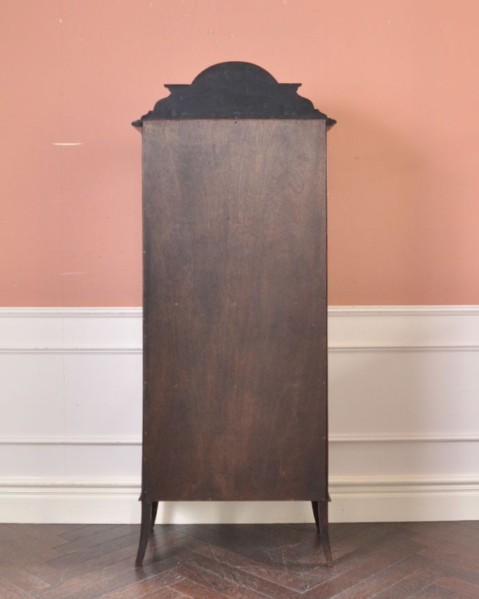 アンティークのキャビネット　アンティーク家具　シルエットの美しいガラスキャビネット、英国輸入のアンティーク家具。アンティークは新品ではないので、もちろん経年変化によるキズはありますが、専門の職人が目立たないようキレイにお直しをしているので、後姿までキレイです。(q-874-f)