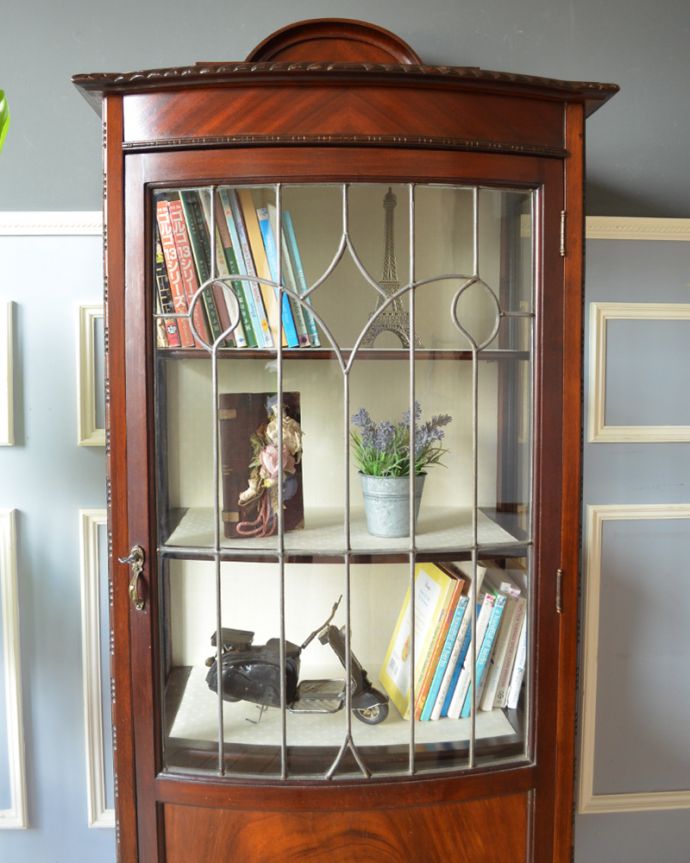 アンティークのキャビネット　アンティーク家具　シルエットの美しいガラスキャビネット、英国輸入のアンティーク家具。ショーケースのように、お気に入りの雑貨や食器を並べてみましょう。(q-874-f)