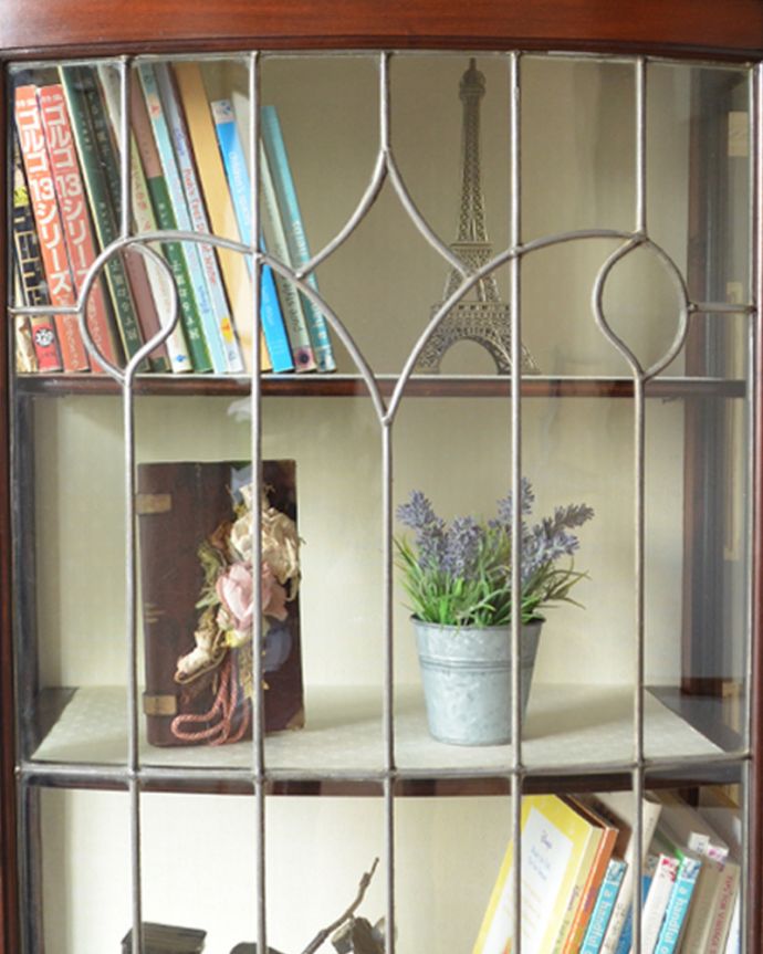 アンティークのキャビネット　アンティーク家具　シルエットの美しいガラスキャビネット、英国輸入のアンティーク家具。ガラスももちろん当時のもの。(q-874-f)