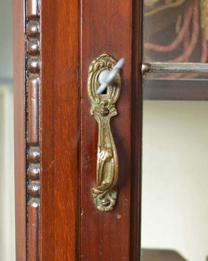 アンティークのキャビネット　アンティーク家具　シルエットの美しいガラスキャビネット、英国輸入のアンティーク家具。鍵は使えます。(q-874-f)