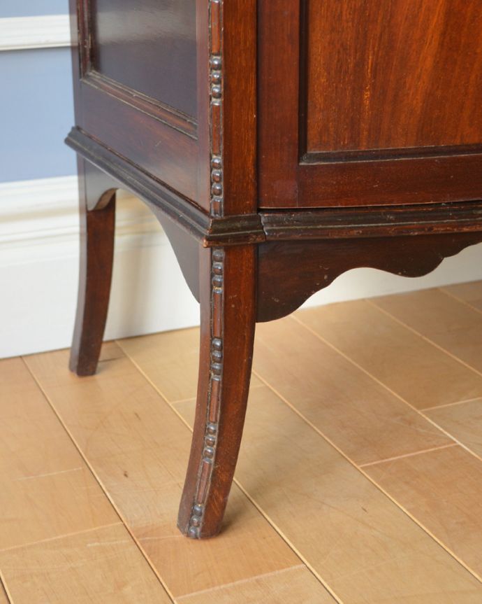 アンティークのキャビネット　アンティーク家具　シルエットの美しいガラスキャビネット、英国輸入のアンティーク家具。安定感のある脚がしっかり支えます。(q-874-f)