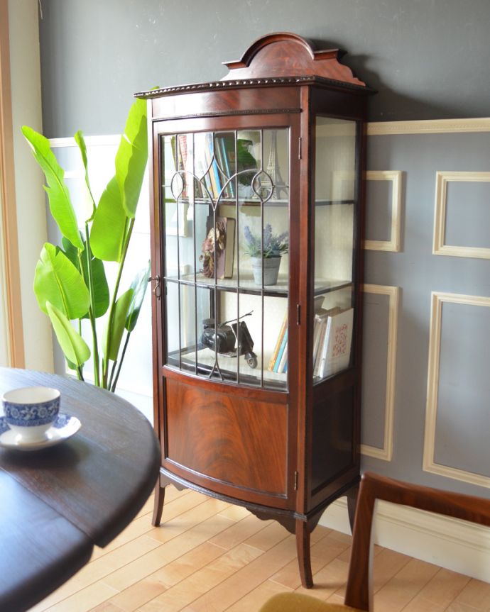 アンティークのキャビネット　アンティーク家具　シルエットの美しいガラスキャビネット、英国輸入のアンティーク家具。食器棚とは別に、おもてなしの食器だけを飾って収納メインの食器棚とは別に、普段使いしないおもてなし用の特別な食器を飾りながら収納。(q-874-f)