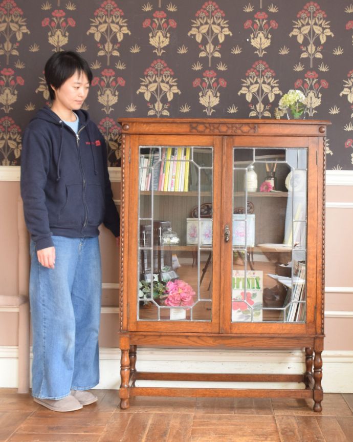 アンティークのキャビネット　アンティーク家具　ステンドグラスをはめ込んだブックケース（本棚）、アンティーク英国家具。本棚としてはもちろん、グラスや食器を並べて飾り棚としても素敵ですよ。(q-876-f)