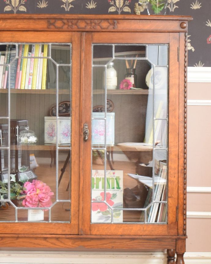 アンティークのキャビネット　アンティーク家具　ステンドグラスをはめ込んだブックケース（本棚）、アンティーク英国家具。アンティークのガラスがキレイにはめ込んであります。(q-876-f)