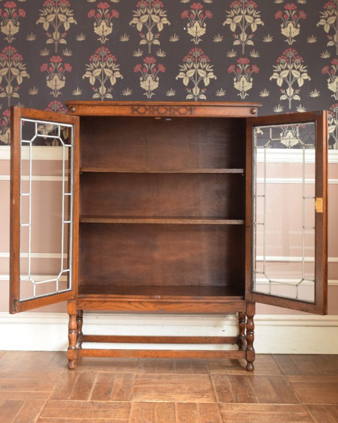 アンティークのキャビネット　アンティーク家具　ステンドグラスをはめ込んだブックケース（本棚）、アンティーク英国家具。食器や写真立て、本やDVDなどなど、たくさん飾ればディスプレイの幅が広がります！ガラスが大きいので、中に飾ったものがいい感じに見えてオシャレになります。(q-876-f)