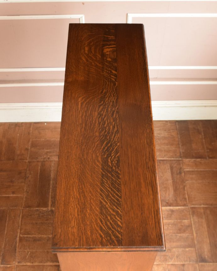 アンティークのキャビネット　アンティーク家具　ステンドグラスをはめ込んだブックケース（本棚）、アンティーク英国家具。天板もピカピカにお直ししました。(q-876-f)