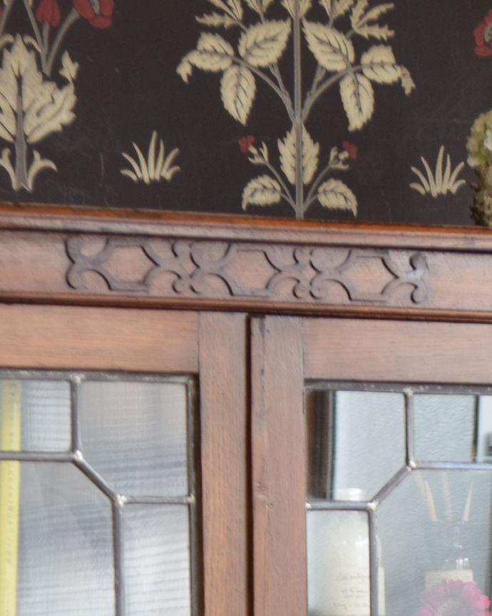 アンティークのキャビネット　アンティーク家具　ステンドグラスをはめ込んだブックケース（本棚）、アンティーク英国家具。風格と品があるので、リビングはもちろん、和室や書斎、客間にも最適。(q-876-f)