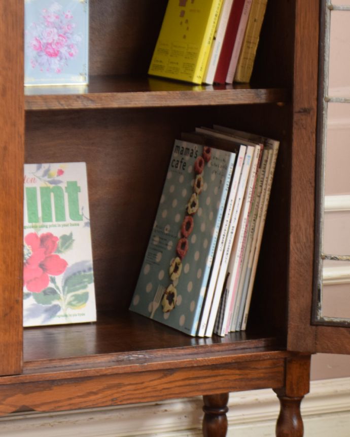 アンティークのキャビネット　アンティーク家具　ステンドグラスをはめ込んだブックケース（本棚）、アンティーク英国家具。雑誌サイズの収納も可能です。(q-876-f)