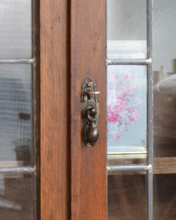 アンティークのキャビネット　アンティーク家具　ステンドグラスをはめ込んだブックケース（本棚）、アンティーク英国家具。アンティークならではの重厚感のある取っ手です。(q-876-f)