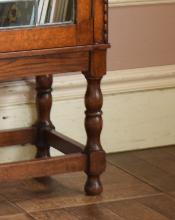 アンティークのキャビネット　アンティーク家具　ステンドグラスをはめ込んだブックケース（本棚）、アンティーク英国家具。安定感のある脚がしっかり支えます。(q-876-f)