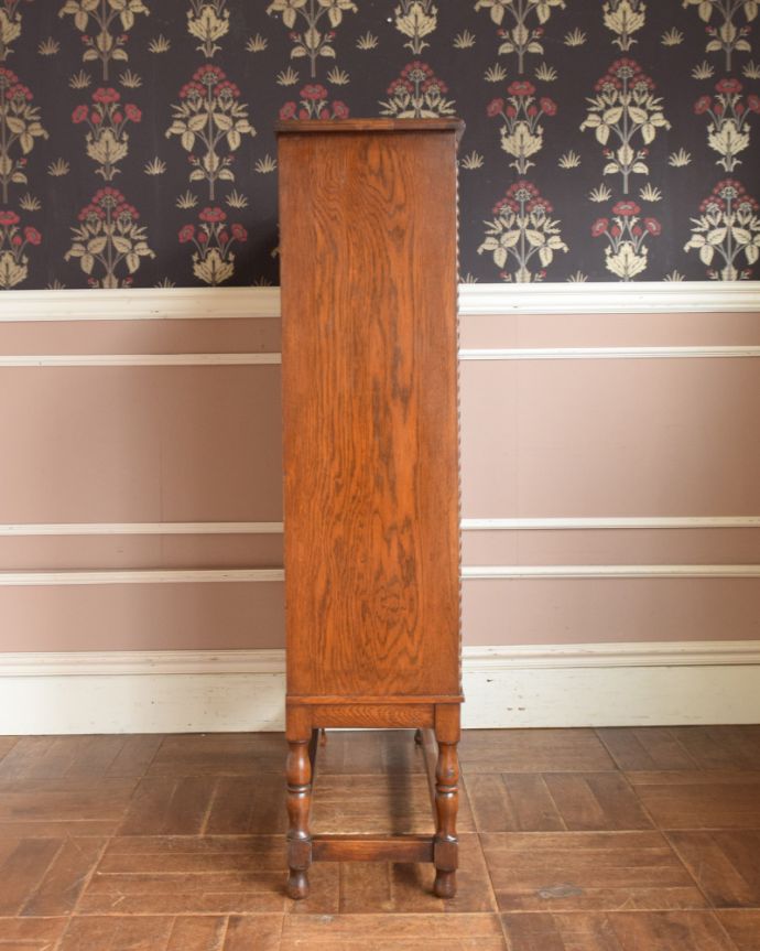 アンティークのキャビネット　アンティーク家具　ステンドグラスをはめ込んだブックケース（本棚）、アンティーク英国家具。横から見てもピカピカです。(q-876-f)