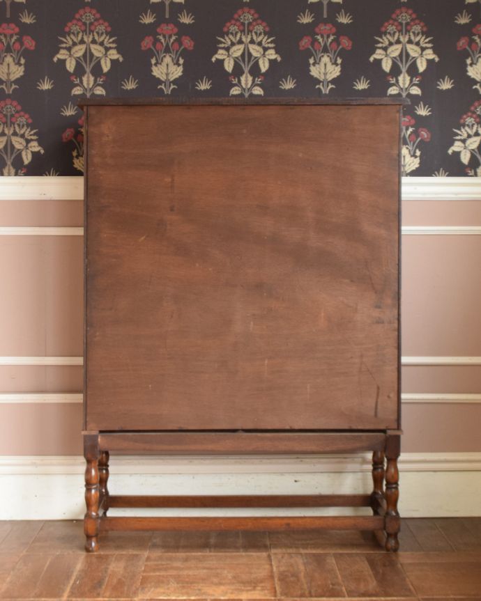 アンティークのキャビネット　アンティーク家具　ステンドグラスをはめ込んだブックケース（本棚）、アンティーク英国家具。アンティークは新品ではないので、もちろん経年変化によるキズはありますが、専門の職人が目立たないようキレイにお直しをしているので、後姿までキレイです。(q-876-f)