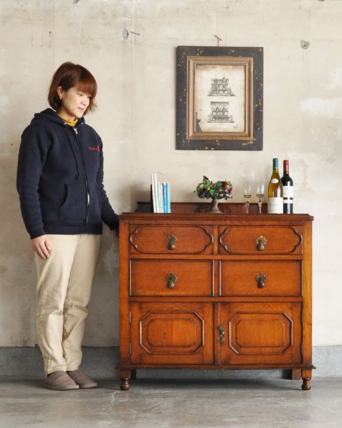 アンティークのチェスト　アンティーク家具　リビング収納にカップボードチェスト、英国輸入のアンティーク家具。引き出しが３杯と扉の収納があります。(q-877-f)