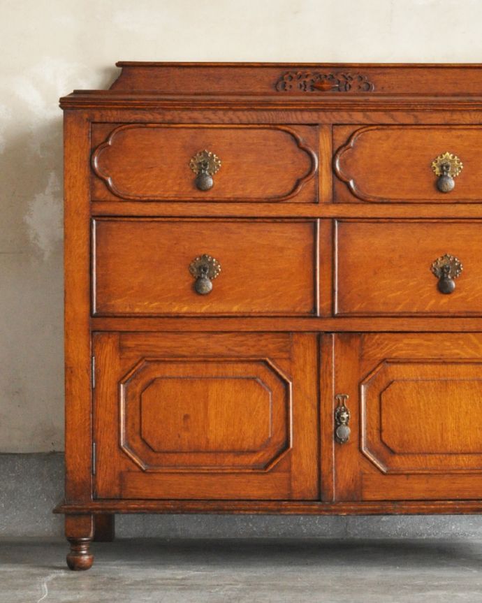 アンティークのチェスト　アンティーク家具　リビング収納にカップボードチェスト、英国輸入のアンティーク家具。扉の奥には見せたくないものを収納できます。(q-877-f)