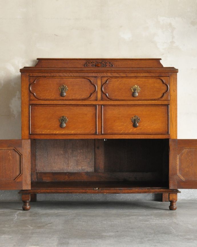 アンティークのチェスト　アンティーク家具　リビング収納にカップボードチェスト、英国輸入のアンティーク家具。小物をたくさん置けるので、鏡を置いてドレッサー風にして使ってもいいですね。(q-877-f)