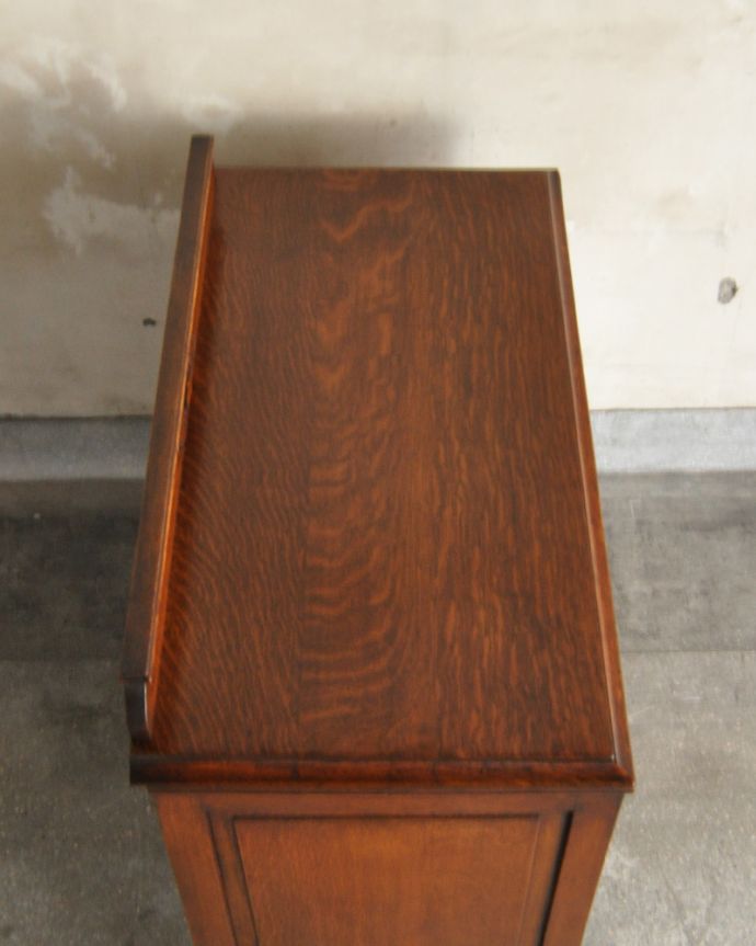 アンティークのチェスト　アンティーク家具　リビング収納にカップボードチェスト、英国輸入のアンティーク家具。天板もピカピカにお直ししました。(q-877-f)