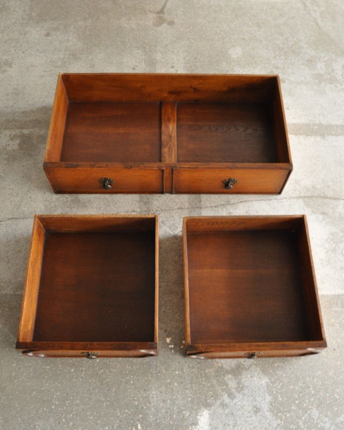 アンティークのチェスト　アンティーク家具　リビング収納にカップボードチェスト、英国輸入のアンティーク家具。引き出しは３杯。(q-877-f)