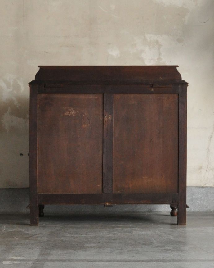 アンティークのチェスト　アンティーク家具　リビング収納にカップボードチェスト、英国輸入のアンティーク家具。アンティークは新品ではないので、もちろん経年変化によるキズはありますが、専門の職人が目立たないようキレイにお直しをしているので、後姿までキレイです。(q-877-f)