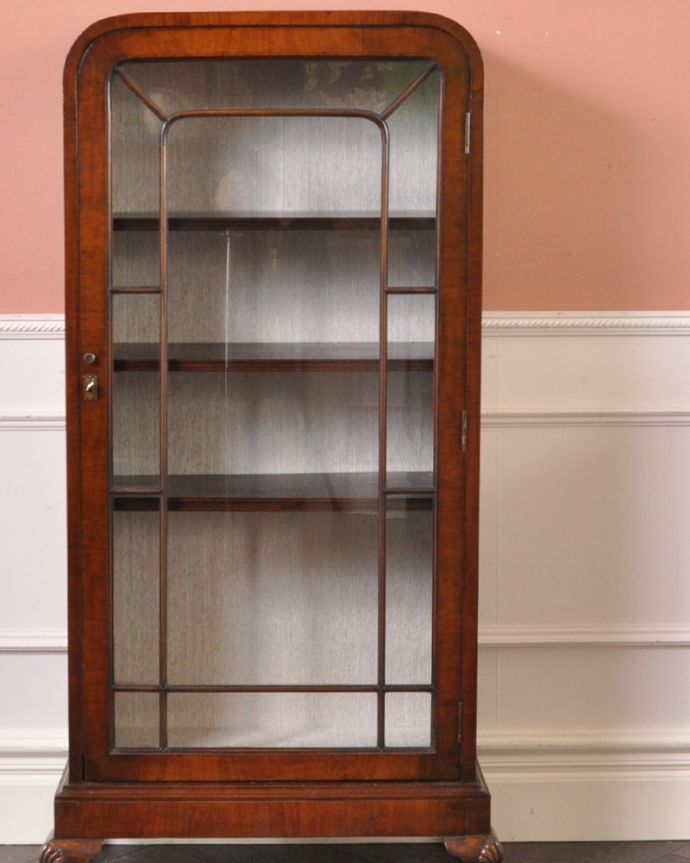 アンティークのキャビネット　アンティーク家具　イギリス輸入のアンティークの家具、鍵付きのガラスキャビネット（ブックケース）。扉はきちんとお直しをしているのでスムーズに開け閉めができ、出し入れもしやすく使いやすいです。(q-879-f)