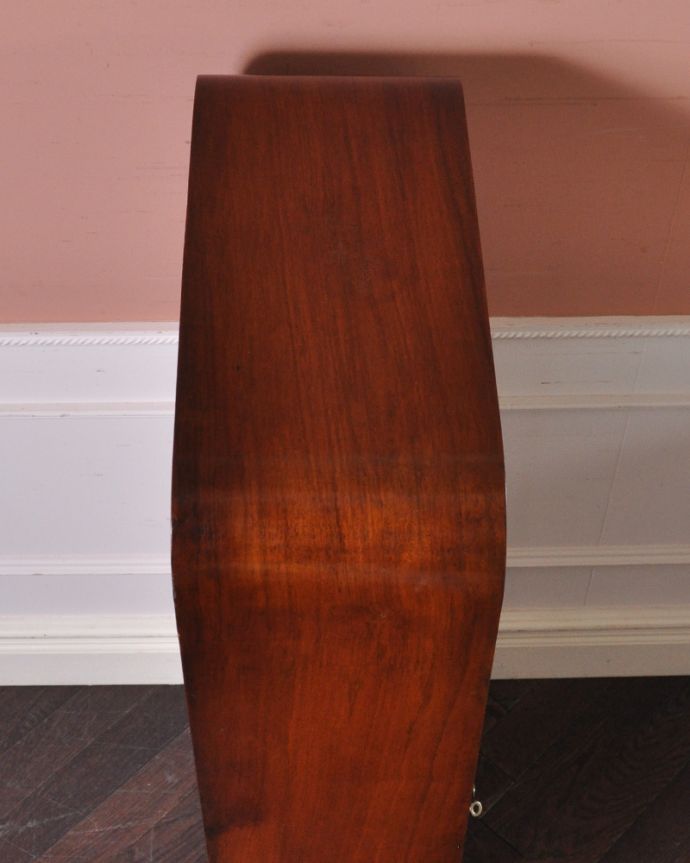 アンティークのキャビネット　アンティーク家具　イギリス輸入のアンティークの家具、鍵付きのガラスキャビネット（ブックケース）。天板もピカピカにお直ししました。(q-879-f)