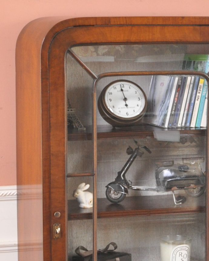 アンティークのキャビネット　アンティーク家具　イギリス輸入のアンティークの家具、鍵付きのガラスキャビネット（ブックケース）。丸みのあるフォルムで優しい雰囲気です。(q-879-f)