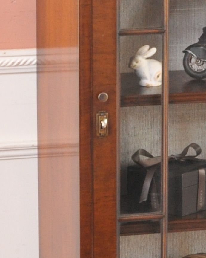 アンティークのキャビネット　アンティーク家具　イギリス輸入のアンティークの家具、鍵付きのガラスキャビネット（ブックケース）。シンプルな取っ手が付いています。(q-879-f)