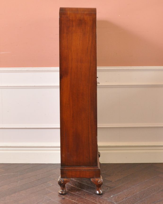 アンティークのキャビネット　アンティーク家具　イギリス輸入のアンティークの家具、鍵付きのガラスキャビネット（ブックケース）。横から見てもピカピカです。(q-879-f)