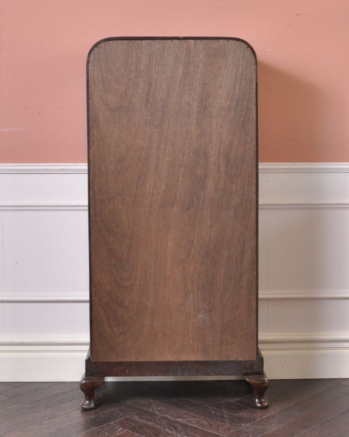 アンティークのキャビネット　アンティーク家具　イギリス輸入のアンティークの家具、鍵付きのガラスキャビネット（ブックケース）。アンティークは新品ではないので、もちろん経年変化によるキズはありますが、専門の職人が目立たないようキレイにお直しをしているので、後姿までキレイです。(q-879-f)