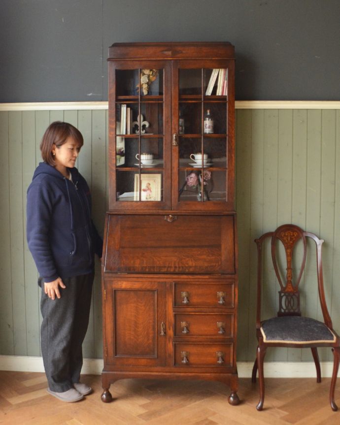ビューロー　アンティーク家具　オシャレなビューローブックケース、イギリス輸入のアンティーク家具。飾り棚とパソコンスペース、両方欲しい方にオススメなのが、このブックケースビューロー！（モデルの身長は157cmです）。(q-880-f)