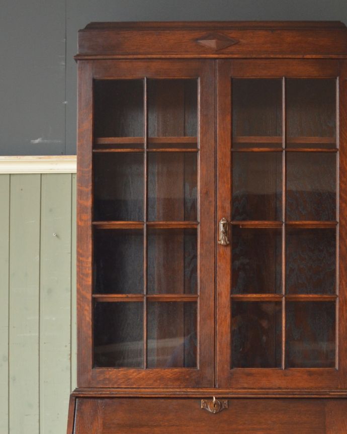 ビューロー　アンティーク家具　オシャレなビューローブックケース、イギリス輸入のアンティーク家具。外国製のビューローは装飾があちこちにあるので、絵になるアイテム。(q-880-f)