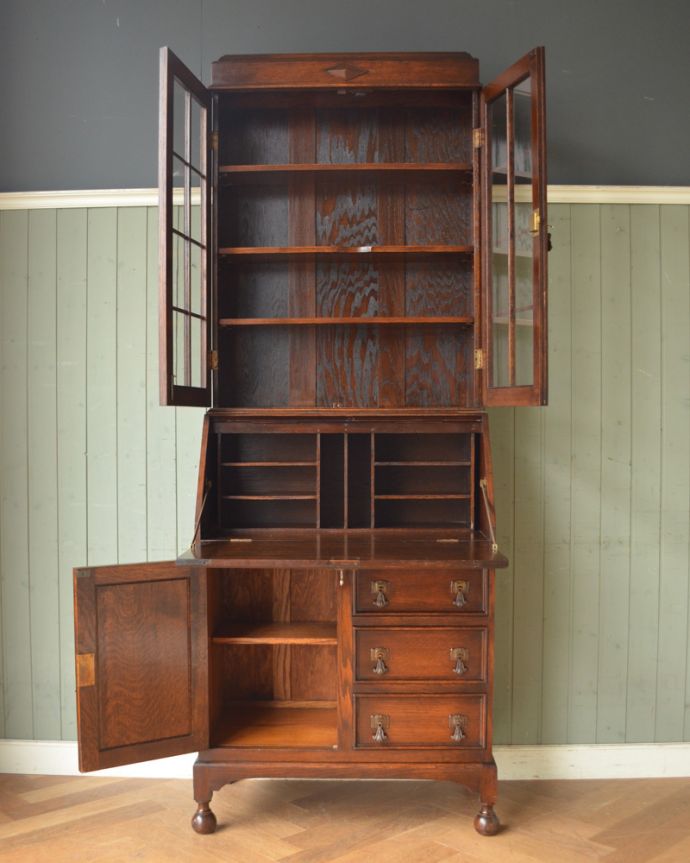 ビューロー　アンティーク家具　オシャレなビューローブックケース、イギリス輸入のアンティーク家具。飾り棚の棚板は３枚。(q-880-f)