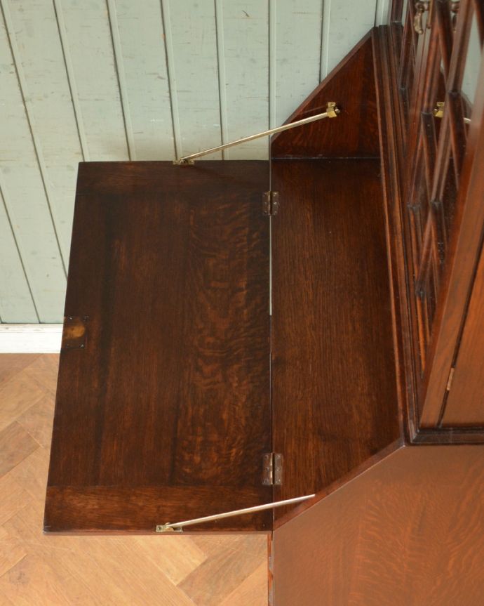 ビューロー　アンティーク家具　オシャレなビューローブックケース、イギリス輸入のアンティーク家具。落ち着いた雰囲気のビューロー。(q-880-f)