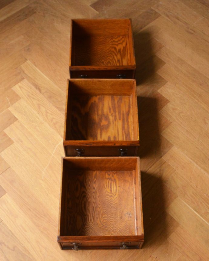 ビューロー　アンティーク家具　オシャレなビューローブックケース、イギリス輸入のアンティーク家具。引き出しが３杯あります。(q-880-f)