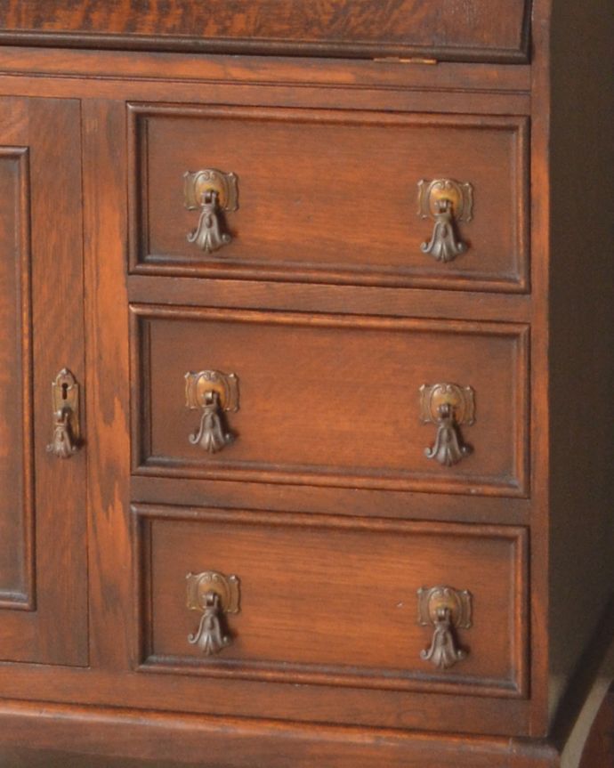 ビューロー　アンティーク家具　オシャレなビューローブックケース、イギリス輸入のアンティーク家具。ドロップタイプの取っ手が付いています。(q-880-f)