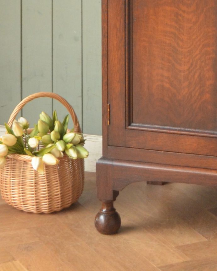 ビューロー　アンティーク家具　オシャレなビューローブックケース、イギリス輸入のアンティーク家具。ビューローをしっかり支える脚です。(q-880-f)