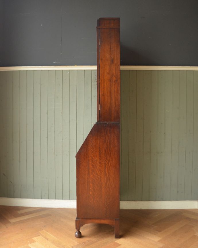 ビューロー　アンティーク家具　オシャレなビューローブックケース、イギリス輸入のアンティーク家具。ビューロー部分を閉じると、すっきりしたキャビネットになります。(q-880-f)