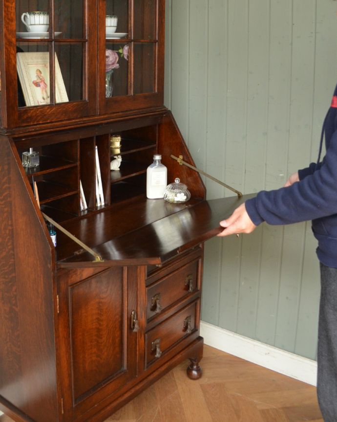 ビューロー　アンティーク家具　オシャレなビューローブックケース、イギリス輸入のアンティーク家具。ビューローは支えでしっかり固定されるので、安心してお使いいただけます。(q-880-f)