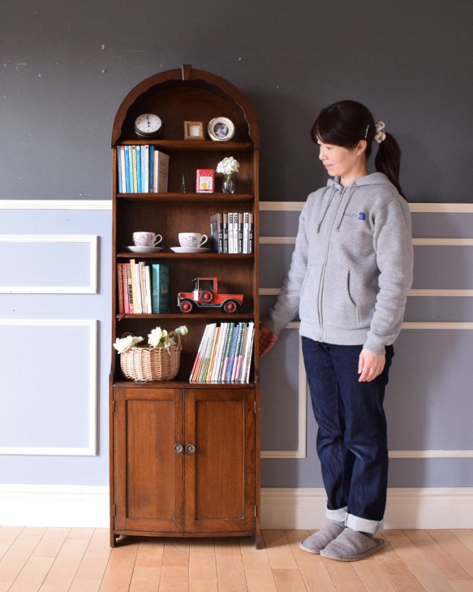 アンティークのキャビネット　アンティーク家具　英国スタイルのブックシェルフ、オシャレなアンティーク家具。本棚としてはもちろん、グラスや食器を並べて飾り棚としても素敵ですよ。(q-881-f)