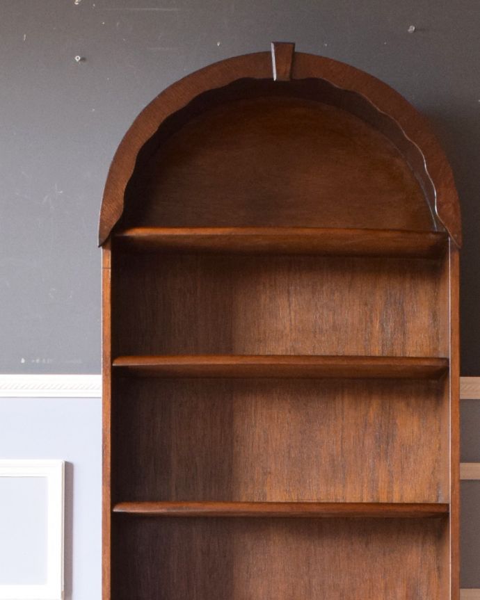 アンティークのキャビネット　アンティーク家具　英国スタイルのブックシェルフ、オシャレなアンティーク家具。濃い茶色なので、日本の和室にも合いますよ。(q-881-f)