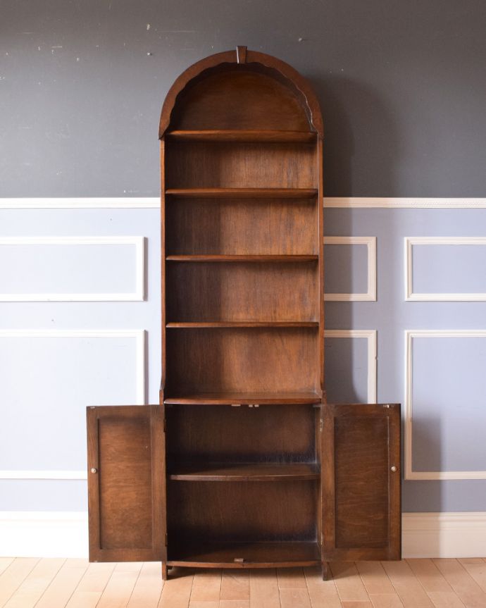 アンティークのキャビネット　アンティーク家具　英国スタイルのブックシェルフ、オシャレなアンティーク家具。見た目の美しさはモチロン、しっかり収納力もある優れたブックシェルフです。(q-881-f)