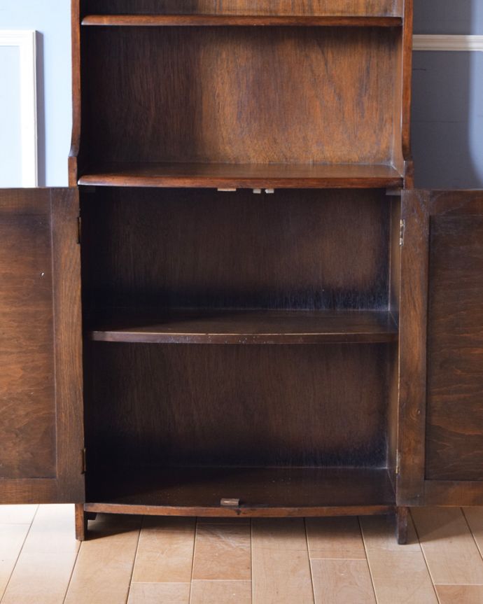 アンティークのキャビネット　アンティーク家具　英国スタイルのブックシェルフ、オシャレなアンティーク家具。扉内には、見せたくない日用品の収納におススメです。(q-881-f)
